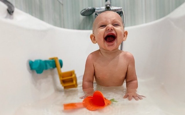 【画像】お風呂イヤがる息子が秒で入るようになった子育てライフハック →「考えた方、天才！」「これは喜びそう」