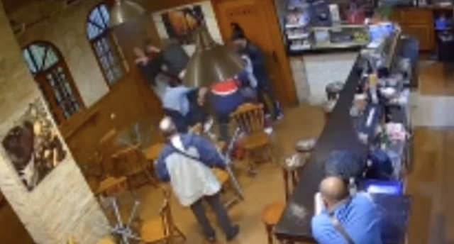 【動画】スペインのバーで酔ったロシア人3人、ウクライナ人従業員をリンチ…
